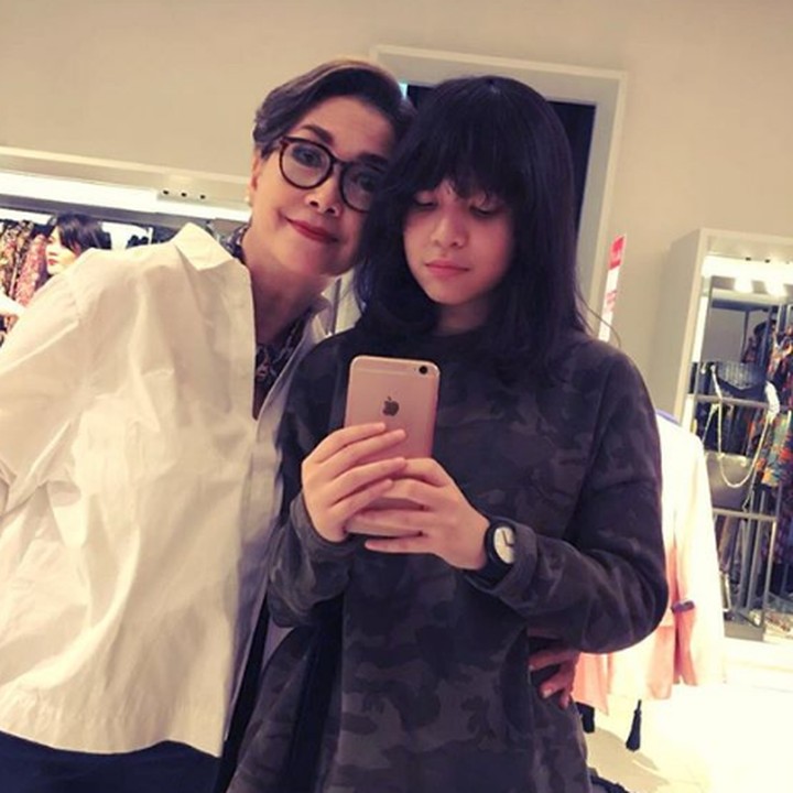 <p>Widyawati cukup dekat dengan Julia yang merupakan anak dari Romy Sophiaan.(Foto: Instagram @phandya)</p>