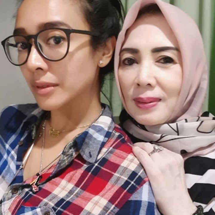 <p>Dea Ananda dan ibunya sama-sama cantik ya, Bun. (Foto: Instagram @dea_ananda)</p>