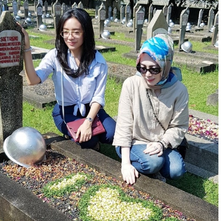 <p>Saat Dea dan ibunda tengah berziarah ke makam sang kakek. (Foto: Instagram @dea_ananda)</p>