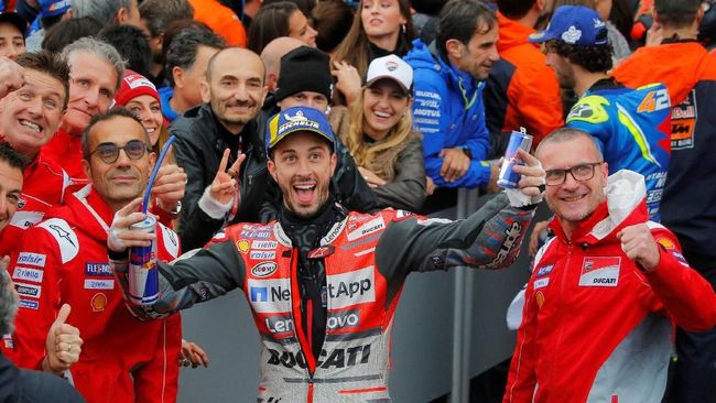Para pebalap yang menempati podium MotoGP Valencia 2018, termasuk Andrea Dovizioso, menyebut balapan di Sirkuit Ricardo Tormo merupakan balapan yang gila.