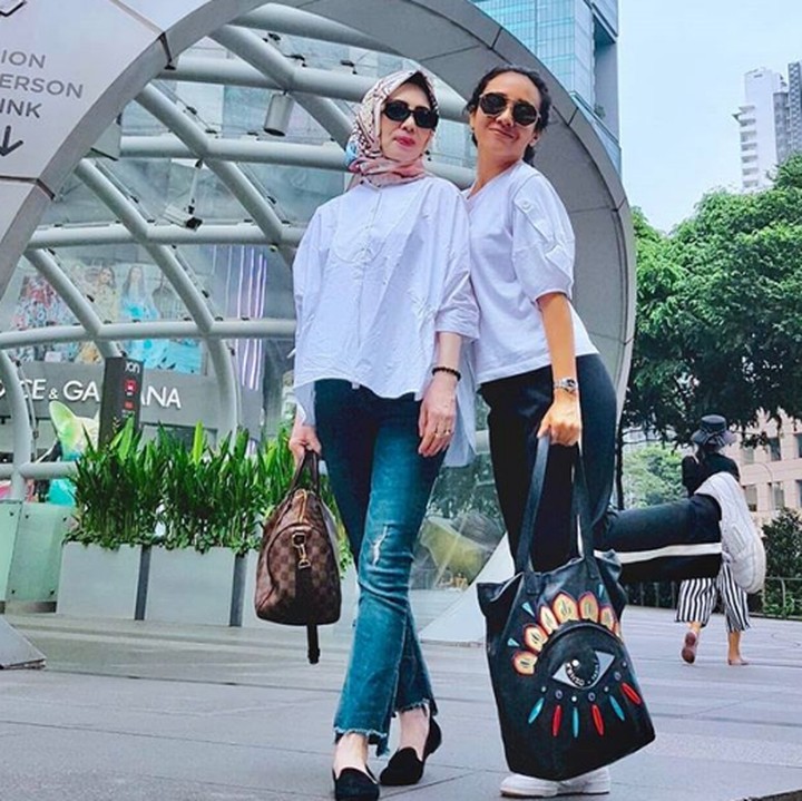 <p>Selalu bercerita dan bersikap jujur adalah salah satu kebiasaan <a href="https://food.detik.com/foto-kuliner/d-4015606/cantiknya-dea-ananda-yang-hobi-banget-menyeruput-kopi" target="_blank">Dea Ananda</a> yang ditanamkan sang ibu sejak kecil. (Foto: Instagram @dea_ananda)</p>