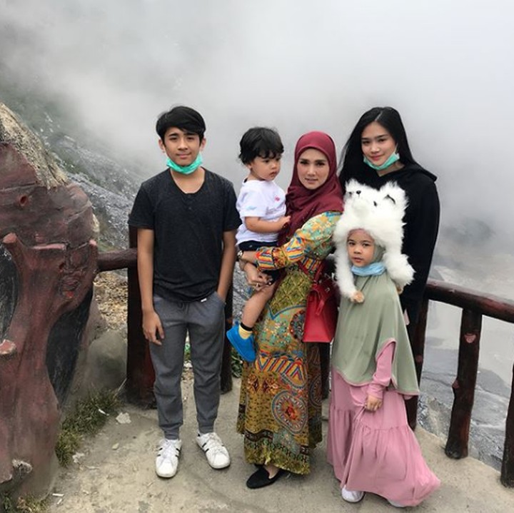 <p>Lengkap, bersama keempat anaknya mulai dari Tyara hingga baby R. Sehat selalu <a href="https://wolipop.detik.com/foto-entertainment/d-3884763/deretan-foto-ini-buktikan-mulan-jameela-cantik-dari-kecil" target="_blank">Mulan Jameela</a> dan anak-anak. (Foto: Instagram @mulanjameela1)</p>