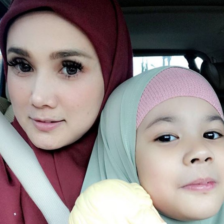 <p>Wefie dulu nih sama Safeea, mirip nggak, Bun? (Foto: Instagram @mulanjameela1)</p>