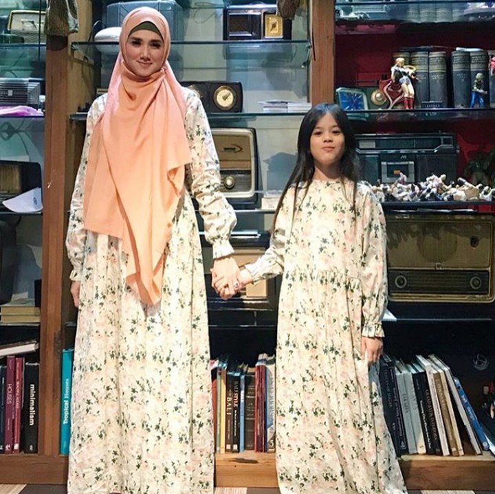 <p>Bunda <a href="https://www.haibunda.com/foto-lainnya/d-4304667/wisata-religi-quality-time-ala-mulan-jameela-dan-ahmad-dhani" target="_blank">Mulan Jameela</a> pakai baju kembaran nih dengan kakak Safeea Ahmad. Sama-sama cantik kan mereka? (Foto: Instagram @mulanjameela1)</p>