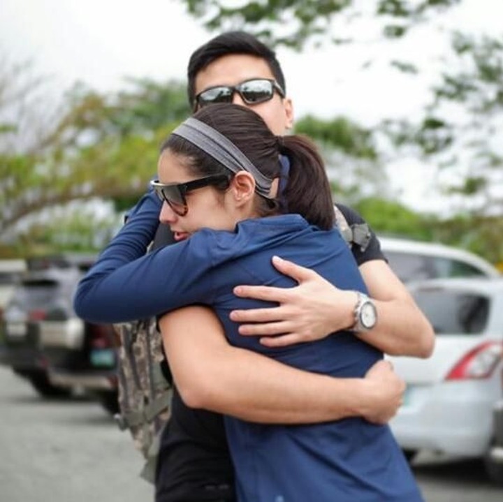 Pasangan ini sweet deh. Lihat, pelukannya erat banget lho. (Foto : Instagram/ @xtianbautista)