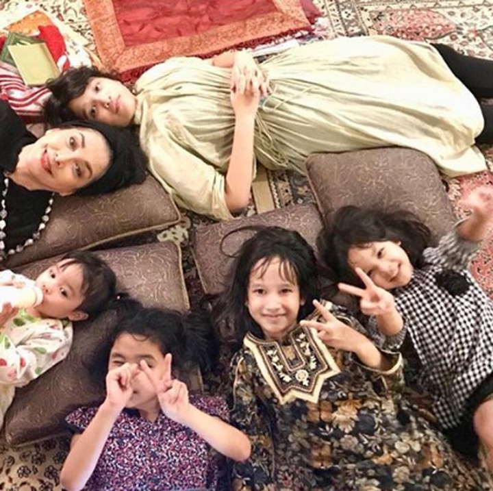 <p>Kumpul bareng cucu bisa jadi salah satu momen yang membahagiakan buat nenek seperti Widyawati. (Foto: Instagram @phandya)</p>