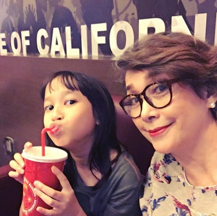 <p>Giliran Eyang <a href="https://hot.detik.com/celeb/4212352/widyawati-merasa-sophan-sophiaan-masih-ada" target="_blank">Widyawati</a> quality time bareng adiknya Julia. Jemima Malaika. (Foto: Instagram @phandya)</p>