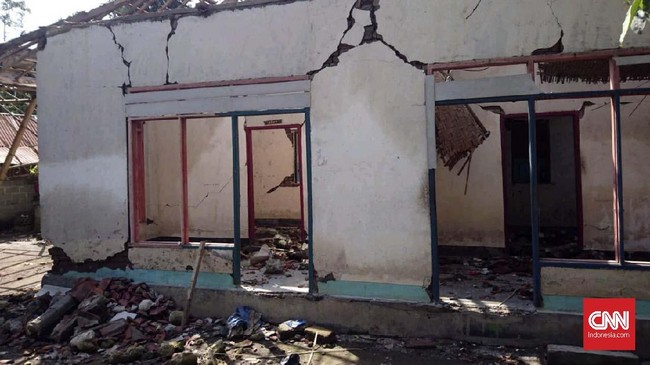 Tagihan mereka sampaikan karena janji bantuan sebesar Rp50 juta, untuk korban yang rumahnya rusak berat akibat gempa, sampai saat ini belum juga diterima.