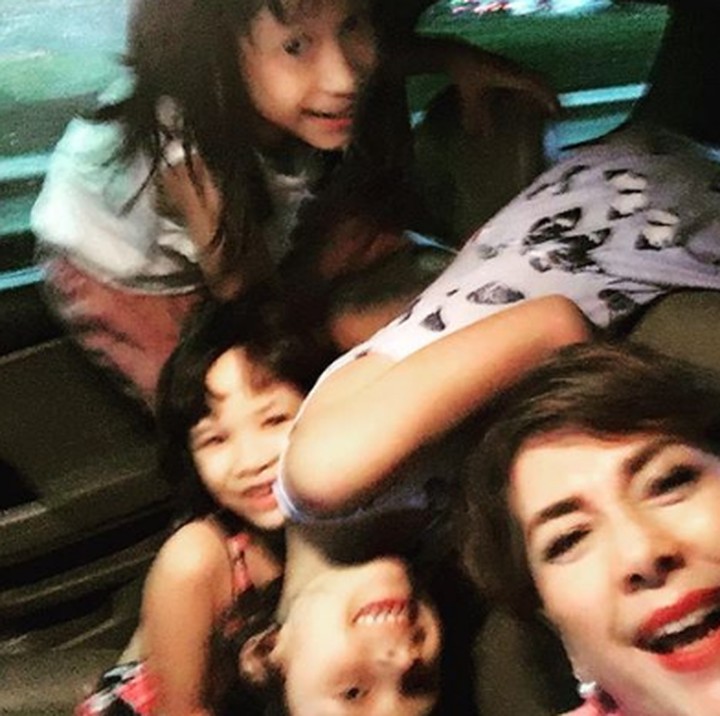 <p>Trik membunuh rasa bosan di tengah kemacetan ala Widyawati: wefie bareng cucu. (Foto: Instagram @phandya)</p>