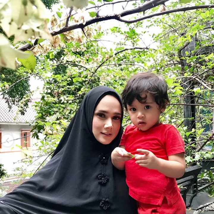 <p>Bersama si bungsu, Ahmad Syailendra Aerlangga atau kerap dipanggil Baby R. Imut banget ya Baby R? (Foto: Instagram @mulanjameela1)</p>