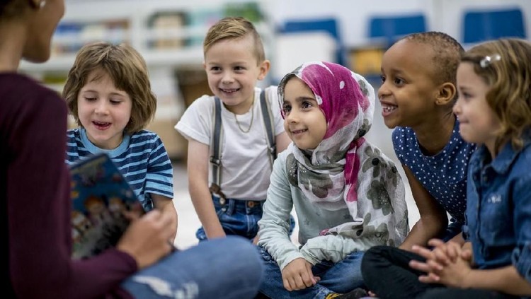 Agama memang suatu yang sensitif, Bun. Namun, ada baiknya seorang anak paham soal agama sejak dini.