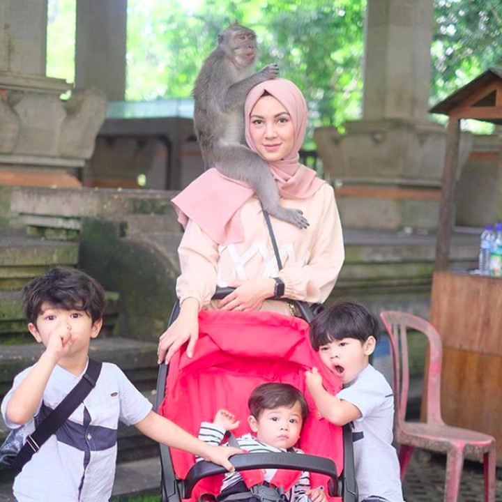 9 Potret Seru Keluarga Ratna Galih, Ibu Awet Muda Beranak Tiga
