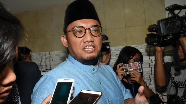 Kubu Prabowo-Sandi tidak mempertimbangkan untuk mencoret Ahmad Dhani dari daftar juru kampanye nasional tim tersebut dan mendukungnya dalam mencari keadilan.