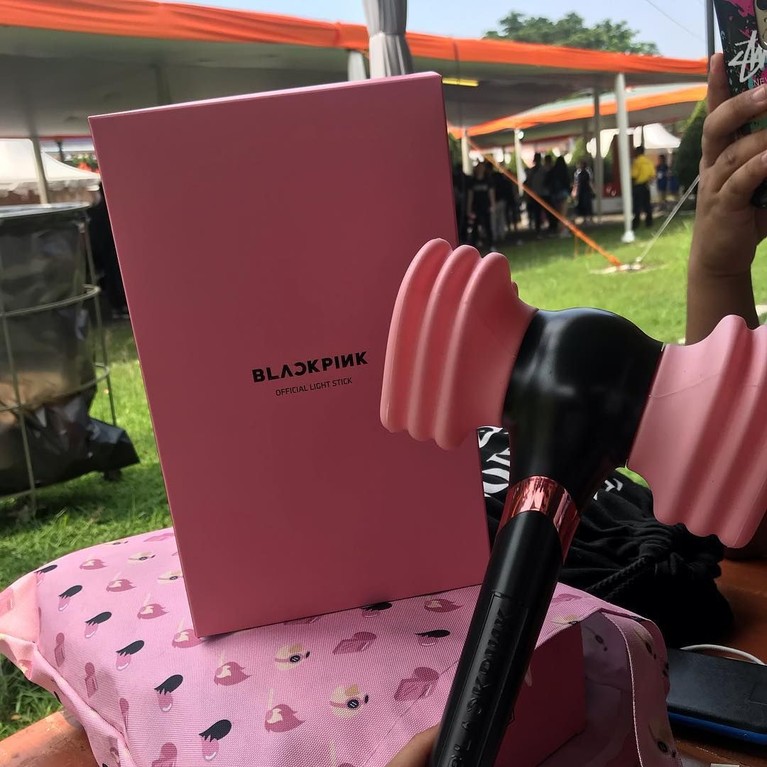 Euforia Blink Hingga Artis Nonton Konser BlackPink di Sentul BlackPink akan tampil di Sentul pada Senin (19/11) jam 7 malam. Euforia penggemar BlackPink, Blink, hingga artis pun terasa sebelum konser tersebut dimulai.