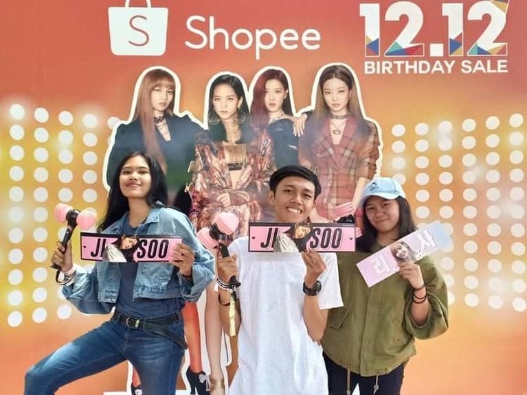 BlackPink akan tampil di Sentul pada Senin (19/11) jam 7 malam. Euforia penggemar BlackPink, Blink, hingga artis pun terasa sebelum konser tersebut dimulai.