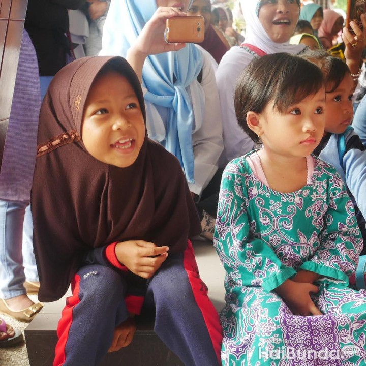 <p>Macam-macam deh ekspresinya, ada yang bengong bingung, ada juga yang ikut menyanyi. Hi-hi, lucu banget ya.</p>