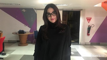 img-title Anak Tumbuh Dewasa, Ussy Sulistiawaty: Selalu Utamakan Cinta