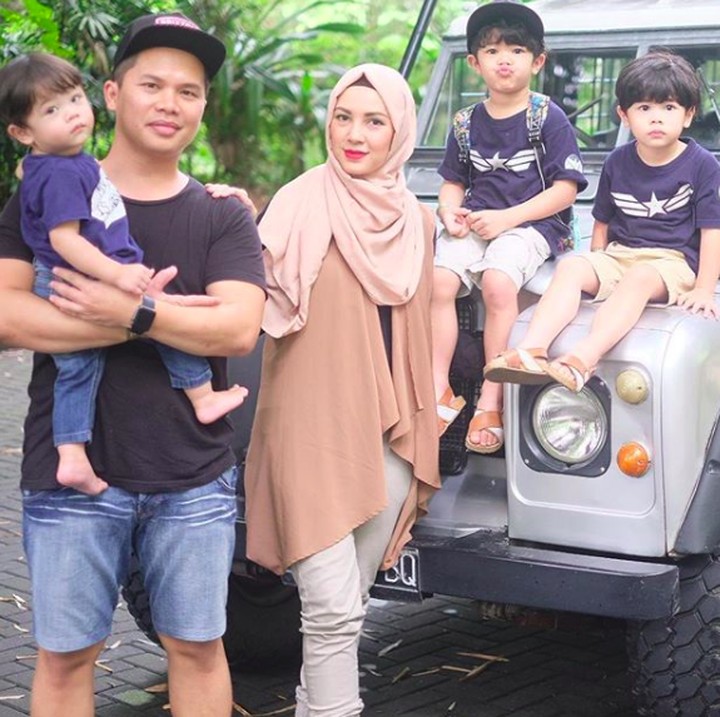 <p>Kebahagiaan mereka bertambah dengan hadirnya tiga jagoan cilik, Shelby, Madiba dan Benjamin. (Foto: Instagram/ratnagalih)</p>