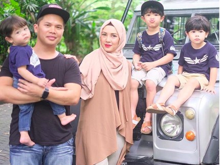 9 Potret Seru Keluarga Ratna Galih, Ibu Awet Muda Beranak Tiga