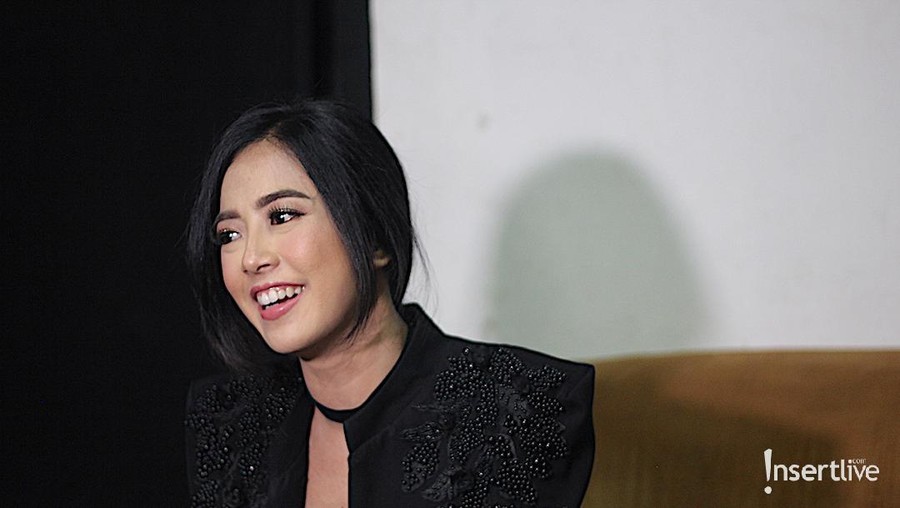 Masih liburan, Yeslin Wang terlihat tidak menghadiri sidang perceraian perdananya dengan Delon, Kamis (3/1).