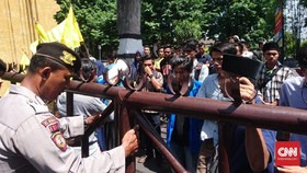 Puluhan Mahasiswa Lakukan Aksi Bela Nuril di Depan Polda NTB
