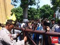 Puluhan Mahasiswa Lakukan Aksi Bela Nuril di Depan Polda NTB