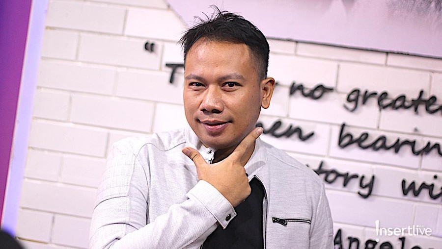 Tengah dihadapkan dengan kasus perceraian, Vicky melampiskannya dengan memakan durian.
