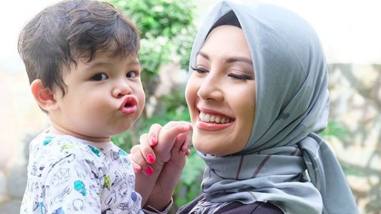 Ratna Galih memutuskan mundur dari sinetron yang dibintanginya, demi bayi kembar di dalam kandungan.