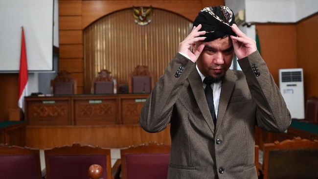 Penyidik Ditreskrimsus Polda Jatim juga telah memeriksa dua saksi ahli dari pihak Ahmad Dhani terkait kasus ujaran 'idiot' yang dilontarkan lewat media sosial.