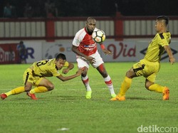 Akibat Indisipliner, Boaz Solossa dan Yustinus Pae Dicoret Persipura