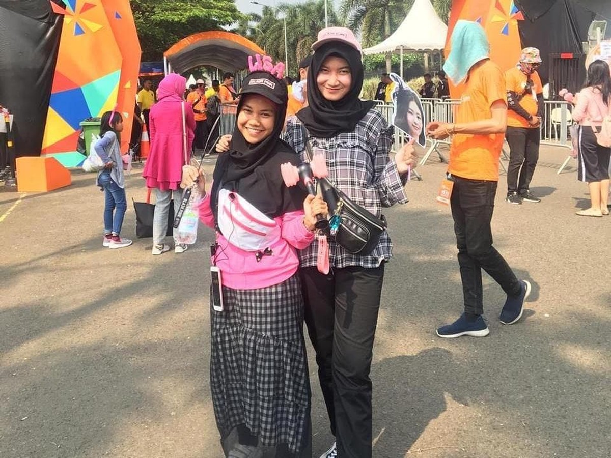 BlackPink akan tampil di Sentul pada Senin &lpar;19&sol;11&rpar; jam 7 malam&period; Euforia penggemar BlackPink&comma; Blink&comma; hingga artis pun terasa sebelum konser tersebut dimulai&period;