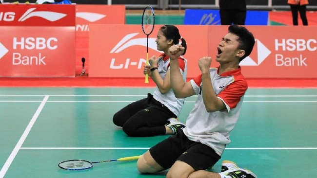 Ganda campuran Leo Rolly/Indah Cahya Sari meraih sukses di Kejuaraan Asia Junior 2019 usai menang 16-21, 22-20, dan 22-20 atas Feng Yan Zhen/Lin Fang Ling.