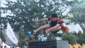 100 Pelompat Batu Warnai Pembukaan Ya'ahowu Nias Festival