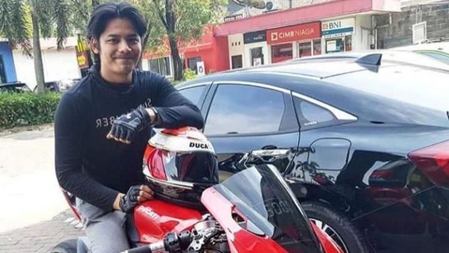Fiki Alman Fiki Alman lelaki yang ada di kamar Angel Lelga