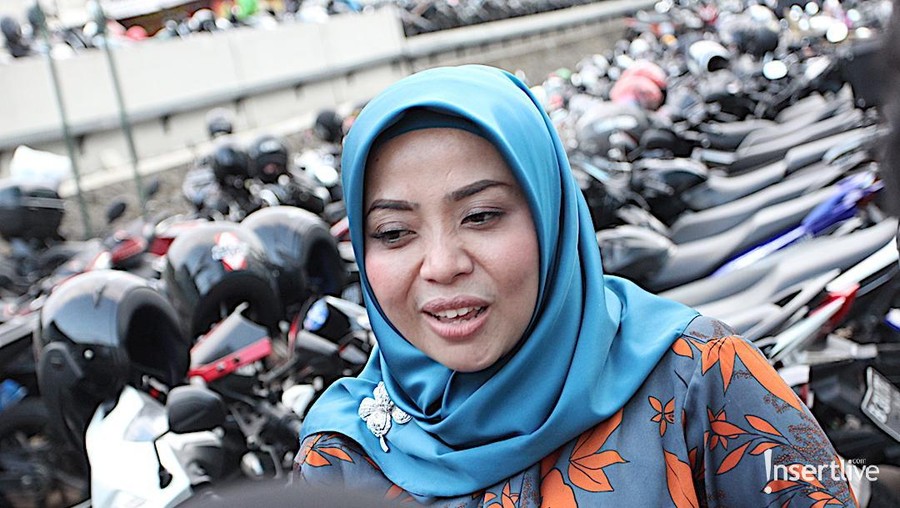 Muzdalifah resmi dilamar oleh kekasih brondongnya dan siap menikah untuk keempat kali. 