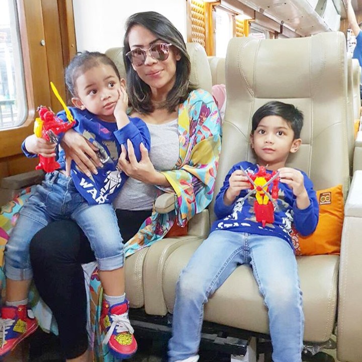<p>Asyiknya yang jalan-jalan naik kereta api bareng Bunda Nazira. (Foto: Instagram/ @naziracnoer)</p>