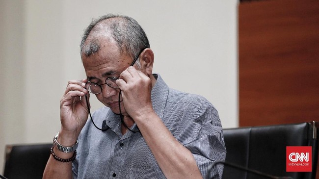 Ketua KPK Agus Rahardjo menegaskan lembaganya tetap akan menggelar operasi tangkap tangan meski UU KPK hasil revisi berlaku mulai hari ini.