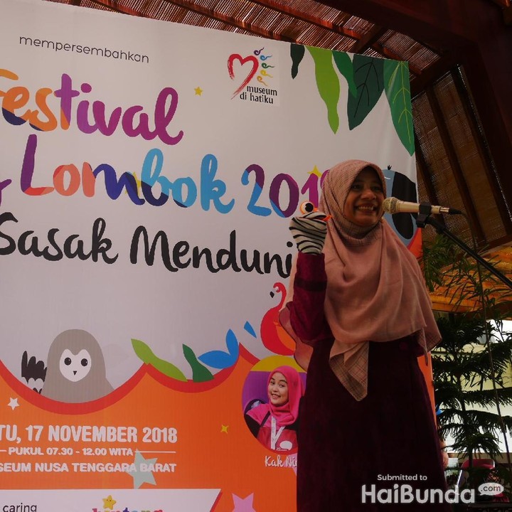<p>Ibu Gubernur Nusa Tenggara Barat (NTB), Niken Zulkiflimansyah, juga ikut mendongeng di hadapan anak-anak lho, Bun.</p>