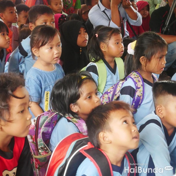 <p>Mereka mendengarkan dongeng sampai terbengong-bengong. He-he, gemesin!</p>