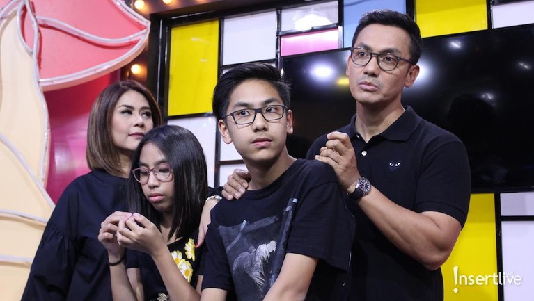 Keluarga Gunawan jarang terekspos oleh media dan ternyata mereka memiliki fisik yang mirip si Ayah.