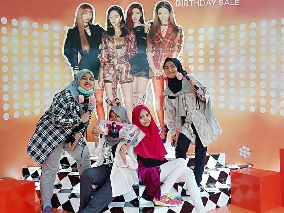 BlackPink akan tampil di Sentul pada Senin &lpar;19&sol;11&rpar; jam 7 malam&period; Euforia penggemar BlackPink&comma; Blink&comma; hingga artis pun terasa sebelum konser tersebut dimulai&period;