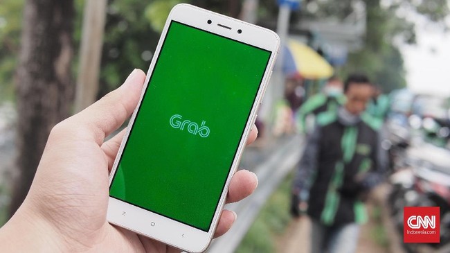 Anton yang bekerja 18 jam sehari, selalu mencari informasi terbaru soal Covid-19, dan rutin berkonsultasi di fitur GrabHealth.