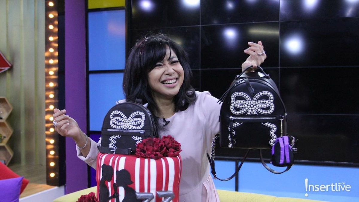 Feni Rose mengaku merilis buku di ulang tahunnya ke-45 pada Kamis &lpar;1&sol;11&rpar;&period;