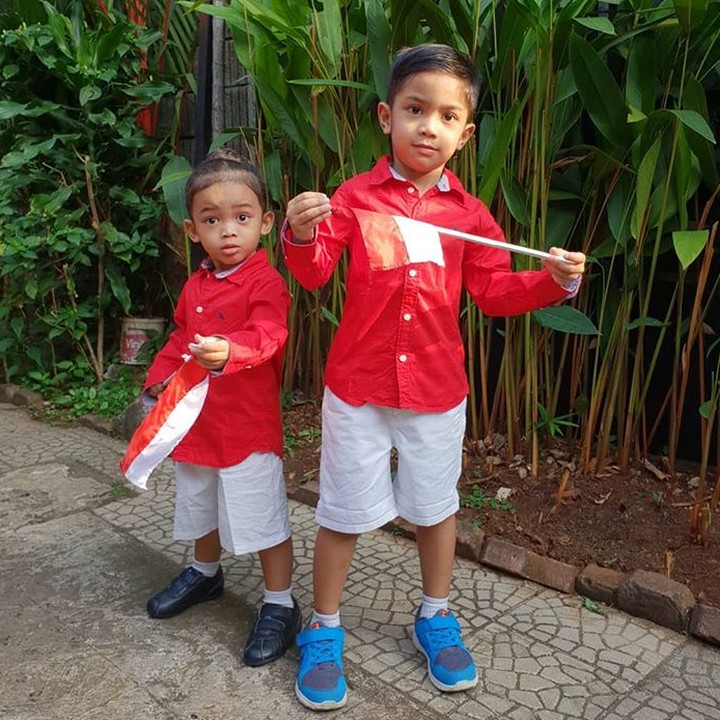 <p>Bajunya samaan, Hunter dan Cache kayak anak kembar ya? (Foto: Instagram/ @naziracnoer)</p>