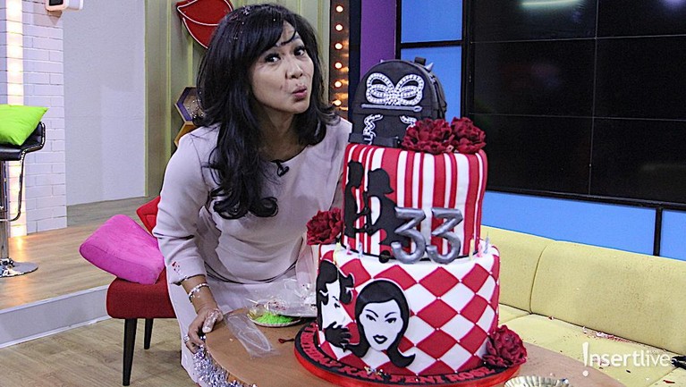 Feni Rose mengaku merilis buku di ulang tahunnya ke-45 pada Kamis (1/11).