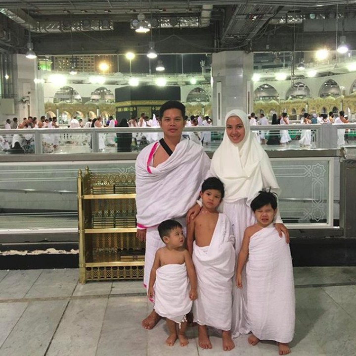<p>Ratna sekeluarga merayakan anniversary pernikahan dengan melakukan umroh bareng ketiga anaknya. So sweet! (Foto: Instagram/ratnagalih)</p>