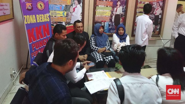 Tak ada komentar yang dilayangkan Baiq Nuril maupun tim pengacaranya saat tiba di Mapolda NTB. Mereka memilih langsung masuk untuk membuat laporan polisi.