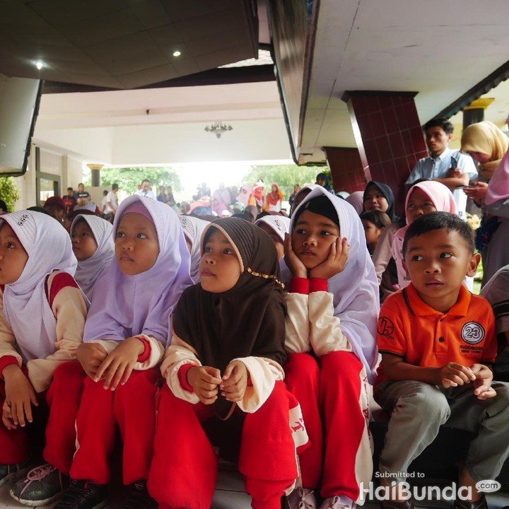 <p>Anak-anak begitu antusias dalam mendengarkan dongeng dari kakak-kakak Ayo Dongeng Indonesia, Kerajaan Dongeng Lombok dan Bintang Nutricia.</p>