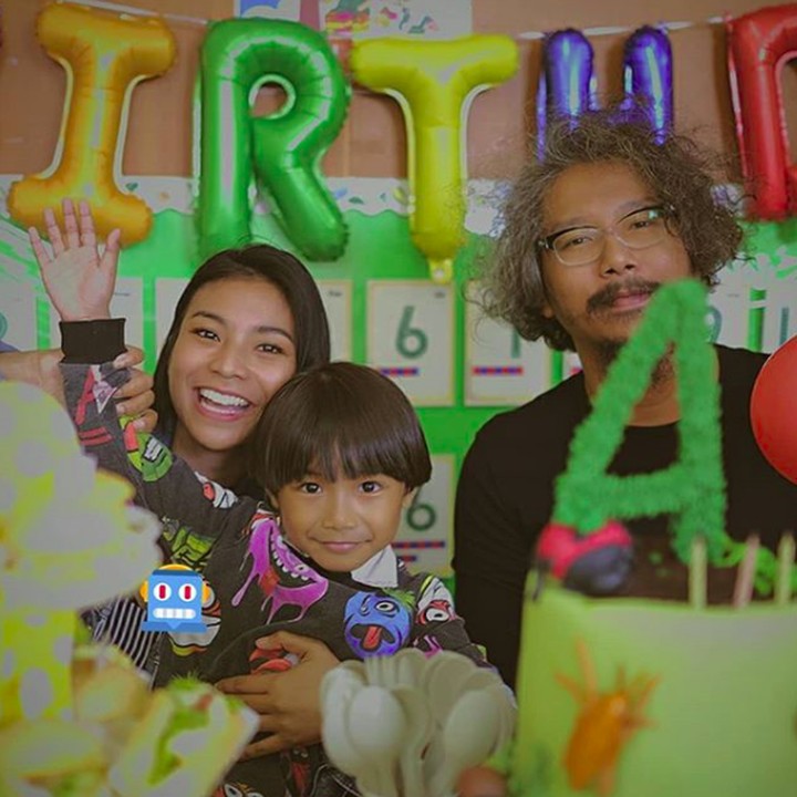 <p>Shareefa Danish dan suami memang punya gaya yang nyentrik sejak sebelum menikah. Nggak heran, kini keluarga mereka punya gaya yang antimainstream dari keluarga lain. (Foto: Instagram/shareefadaanish)</p>