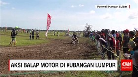 Aksi Balap Motor di Kubangan Lumpur